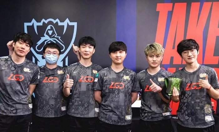 经历连续两 经历连续两